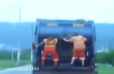 Экстремальный танец на мусоровозе.