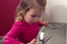Девочка хочет но не может попить воды.
