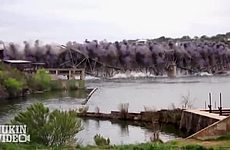 Взрыв демонтирует мост.