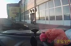Девушка перепутала педали в машине.